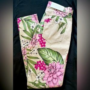 MARCIANO skinny pants, with beautiful colors of pink, green, beige and white.